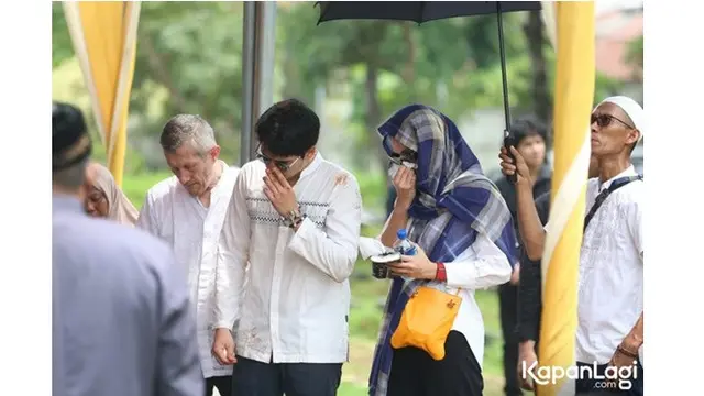 6 Potret Patrice Ayah Maxime Bouttier yang Selalu Temani Mendiang Siti Purwanti