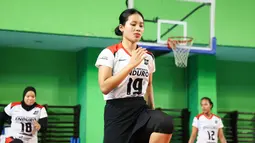 Tisya Amallya tampak serius melaukan sesi latihan bersama Jakarta Pertamina Enduro yang bertempat di GOR Bulungan, Jakarta Selatan pada Selasa (31/12/2024). (Bola.com/Abdul Aziz)
