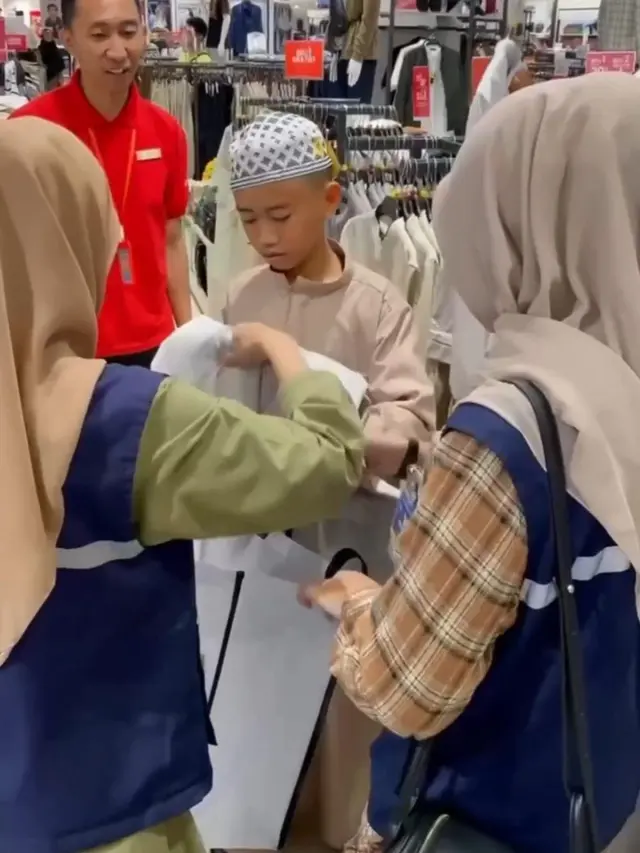 7 Potret Aurelie Moeremans Temani Anak Panti Asuhan Beli Baju Lebaran
