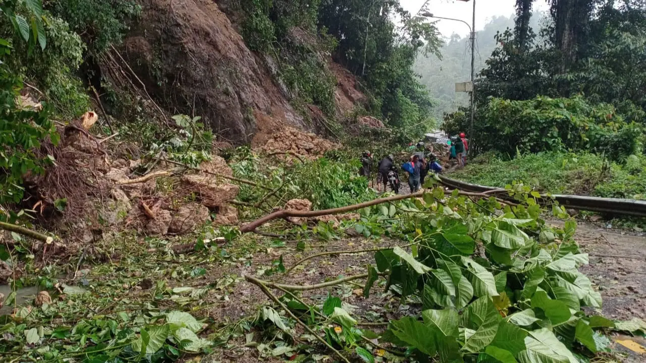Pasca-gempa bumi, tadi pagi, kembali terjadi longsoran di mana hampir 200 meter jalan tertutupi material longsor. (Foto: Liputan6.com/Abdul Rajab Umar)