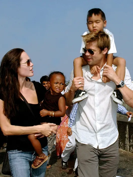 Semua telah berubah setelah Pitt mengajukan dokumen gugatan hak asuh keenam anaknya secara resmi kepada pihak Department of Child and Family Services (DCFS) pada 4 November lalu. (AFP/Bintang.com)