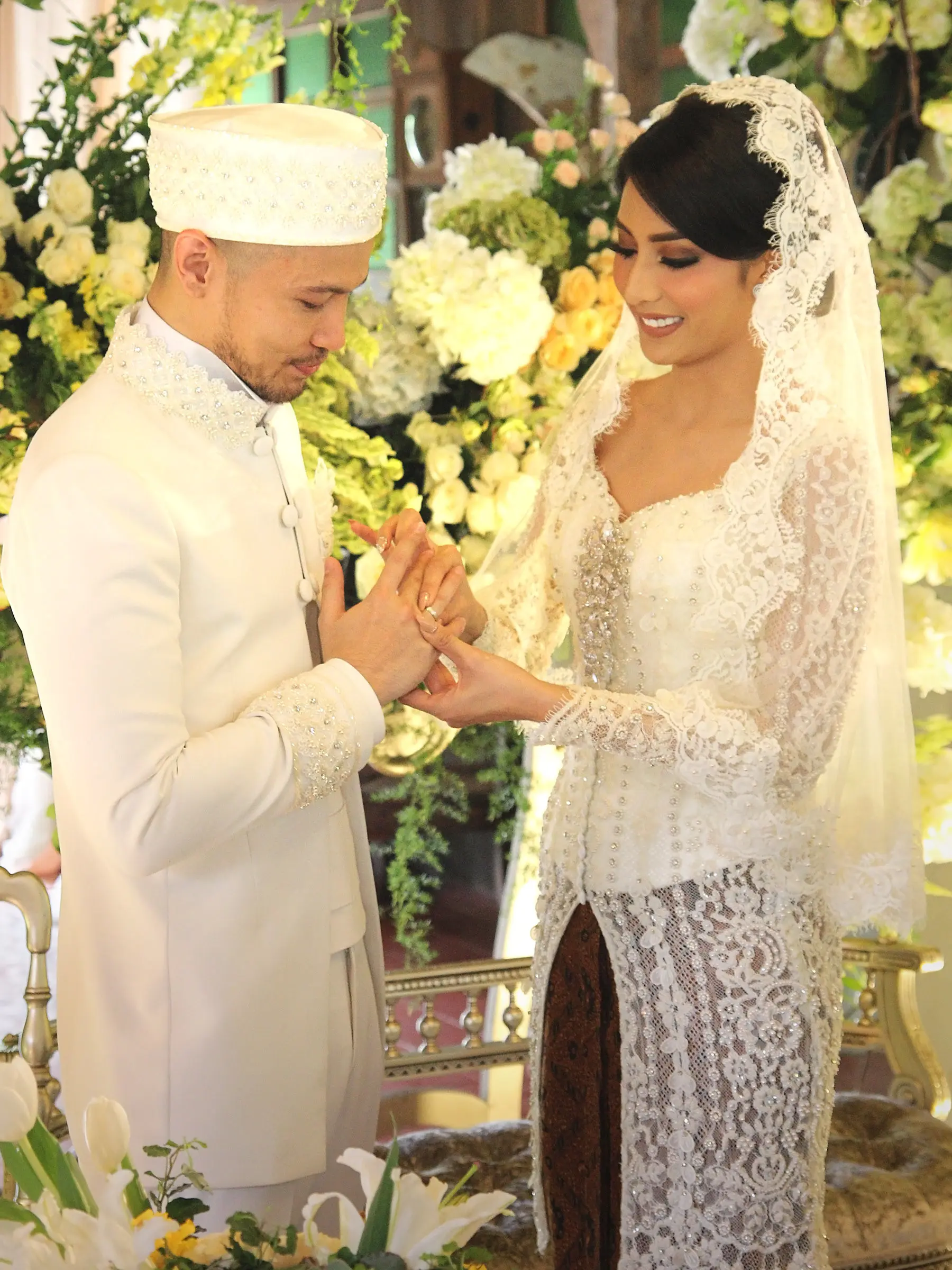 Tyas Mirasih resmi menjadi istri dari musisi Raiden Soedjono pada Sabtu (7/7/2017) siang. Setelah selesai akad nikah, pasangan ini akan menggelar resepsi pernikahan di tempat yang sama pada malam harinya. (Bambang E. Ros/Bintang.com)