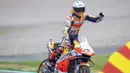 Pembalap Marc Marquez melakukan selebrasi usai memenangkan balapan MotoGP di Sirkuit Sachsenring, Hohenstein-Ernstthal, Jerman, Minggu (20/6/2021). Marc Marquez mempertegas status sebagai raja Sachsenring usai memenangkan MotoGP Jerman 2021. (Jens Buettner/dpa via AP)