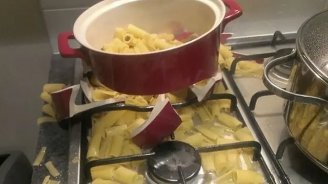 6 Momen Apes Perlengkapan Dapur Patah Ini Bikin Elus Dada, Jadi Malas Masak