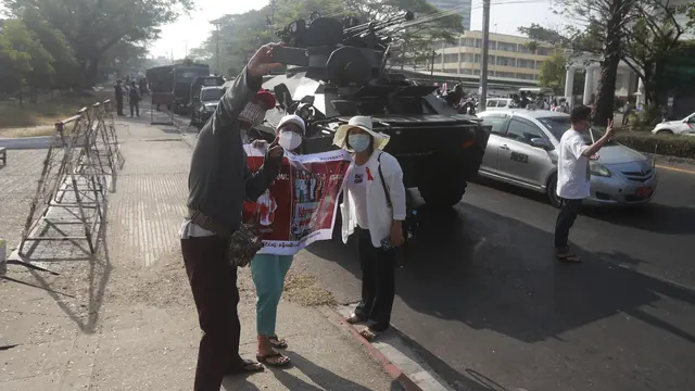 Militer Kerahkan Kendaraan Lapis Baja di Kota-Kota Myanmar
