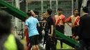 Kapten Timnas Indonesia, Firman Utina harus kembali ke lapangan dan mencoba meredakan emosi Ferdinand Sinaga, (11/5/2014). (Liputan6.com/Helmi Fithriansyah)