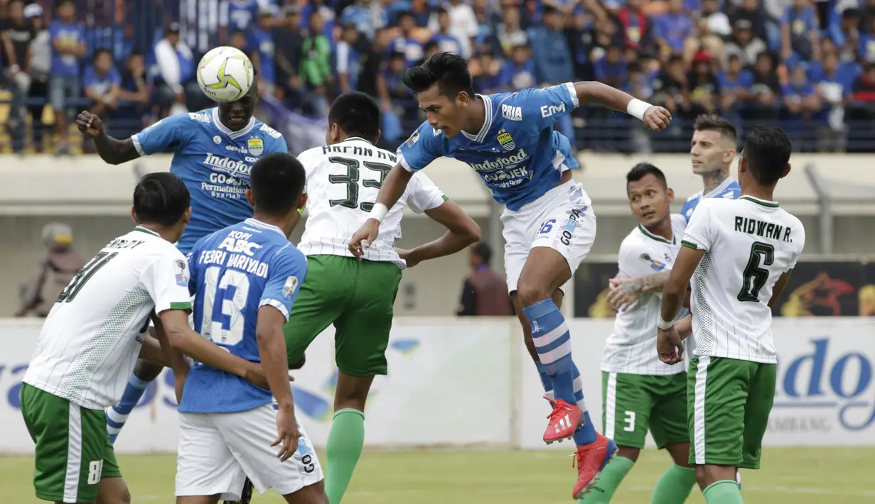 Striker Persib Bandung, Ezechiel Ndouasel, mencetak gol dengan tandukan kepala ke gawang Persiwa Wamena pada laga Piala Indonesia di Stadion Si Jalak Harupat, Bandung, Senin (11/2). Persib menang 7-0 atas Persiwa. (Bola.com/M Iqbal Ichsan)