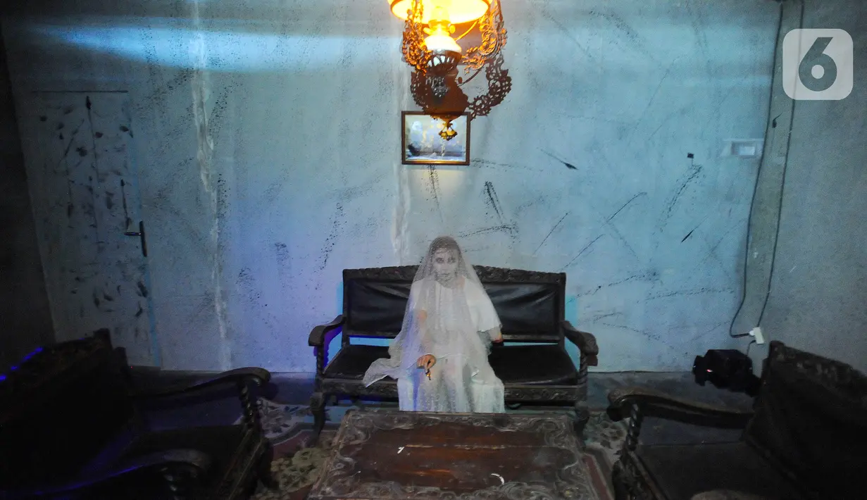 Seorang penampil mengenakan riasan hantu pada wahana Jurnal Risa “Rumah Sandekala” di FX Sudirman, Jakarta Pusat, Kamis (16/6/2022). Wahana wisata misteri tersebut telah dibuka hingga 10 Juli 2022 dengan tiket Rp 40ribu per orang pada hari biasa dan Rp 50ribu di weekend. (merdeka.com/Arie Basuki)