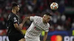 Bek Lille, Zeki Celik berebut bola dengan gelandang Sevilla Lucas Ocampos pada babak lanjutan Grup G Liga Champions di stadion Ramon Sanchez Pizjuan, Rabu (3/11/2021) dinihari WIB. Sevilla tumbang 1-2 di tangan Lille. (AP Photo/Angel Fernandez)