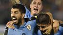 Striker Uruguay, Luis Suarez, merayakan gol yang dicetak oleh Federico Valverde ke gawang Paraguay pada laga kualifikasi piala dunia 2018 di Stadion Defensores del Chaco, Rabu (6/9/2017). Uruguay menang 2-1 atas Paraguay. (AFP/Daniel Duarte)
