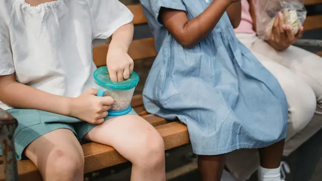 Cara Tetap Menjadi Ibu yang Sabar Menghadapi Anak yang Overstimulated Saat Traveling