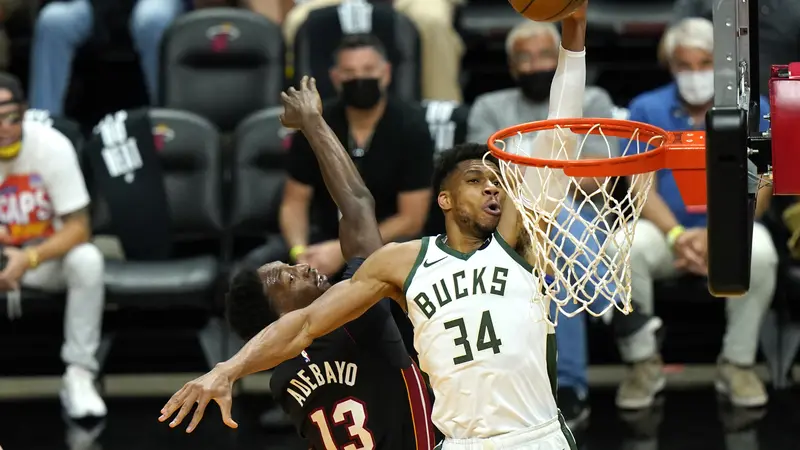 Pebasket Milwaukee Bucks, Giannis Antetokounmpo (putih), ketika melawan Miami Heat dalam play-off NBA 2020/2021.