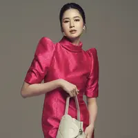 Laura Basuki tak pernah gagal tampil feminin. Kali ini, ia hadir dengan gaya dress unik. Paduan rok lengan puffy serta kerah turtle neck menambah elegansi gaya. [Foto: Instagram/ Laura Basuki]