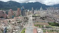 Pemandangan udara jalan-jalan yang hampir kosong di Bogota, Sabtu (10/4/2021). Kota-kota besar Kolombia memulai akhir pekan pertama lockdown ketat untuk mengurangi penyebaran gelombang ketiga COVID-19 setelah beberapa hari kasus infeksi lebih dari 10.000 setiap harinya. (DANIEL MUNOZ / AFP)