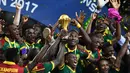 Euforia Pemain Kamerun usai menjuarai Piala Afrika 2017 di Stade de I'Amitie, Gabon, Minggu (5/2). Kamerun meraih gelar kelima Piala Afrika seusai menang 2-1 atas Mesir. (GABRIEL BOUYS/AFP)