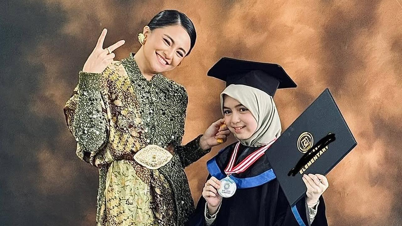 Hamonis dengan Istri Ben Kasyafani, 4 Potret Hangat Marshanda Hadiri Wisuda Sienna Sang Putri