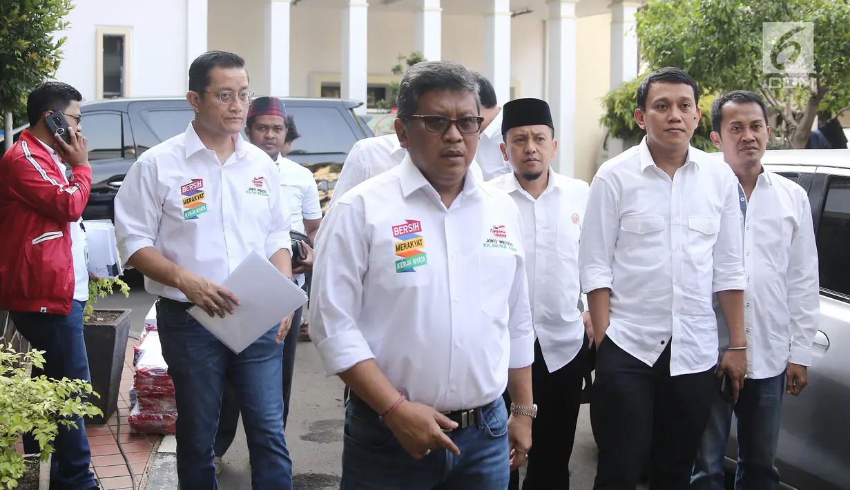 Sekjen PDIP Hasto Kristianto (tengah) bersama para sekjen partai pendukung capres dan cawapres Jokowi-Ma'ruf  tiba di Gedung KPU, Jakarta, Sabtu (22/9). Mereka melaporkan dana awal kampanye Pilpres 2019. (Liputan6.com/Herman Zakharia)