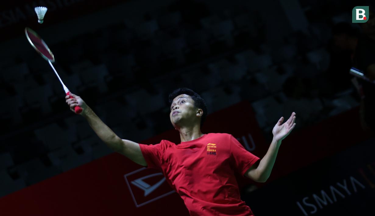 <p>Pebulutangkis tunggal putra Indonesia, Anthony Sinisuka Ginting saat melakukan latihan menjelang Indonesia Masters 2023 yang berlangsung di Istora Senayan, Jakarta, Senin (23/01/2023). (Bola.com/Bagaskara Lazuardi)</p>