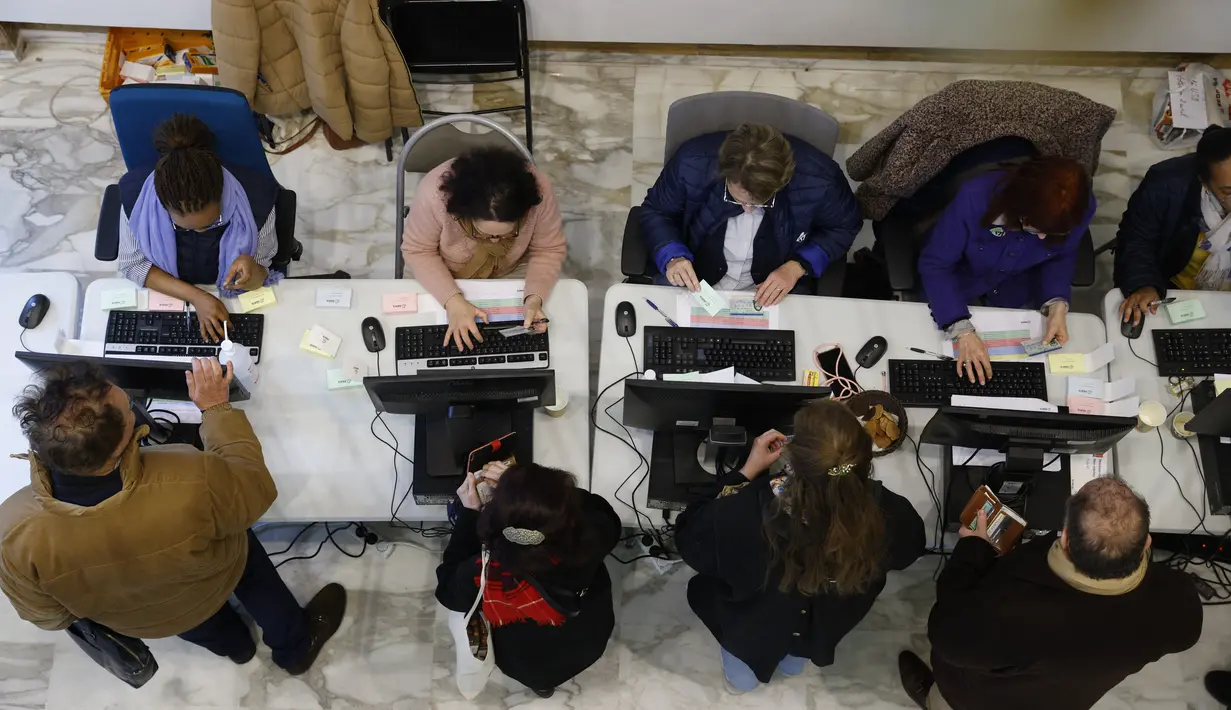 Paris memberikan suara mayoritas pada hari Minggu untuk melarang skuter listrik yang disewakan dari jalanan ibu kota Prancis, memberikan pukulan bagi operator dan kemenangan bagi para pegiat keselamatan jalan raya. (Photo by Geoffroy Van der Hasselt / AFP)