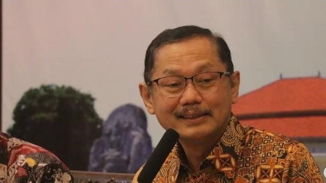 Dekan Fakultas Kedokteran Universitas Airlangga (Unair) Surabaya, Prof. Dr. dr. Budi Santoso, Sp.OG.(K) (Foto: instagram.com/budi_bus_santoso)