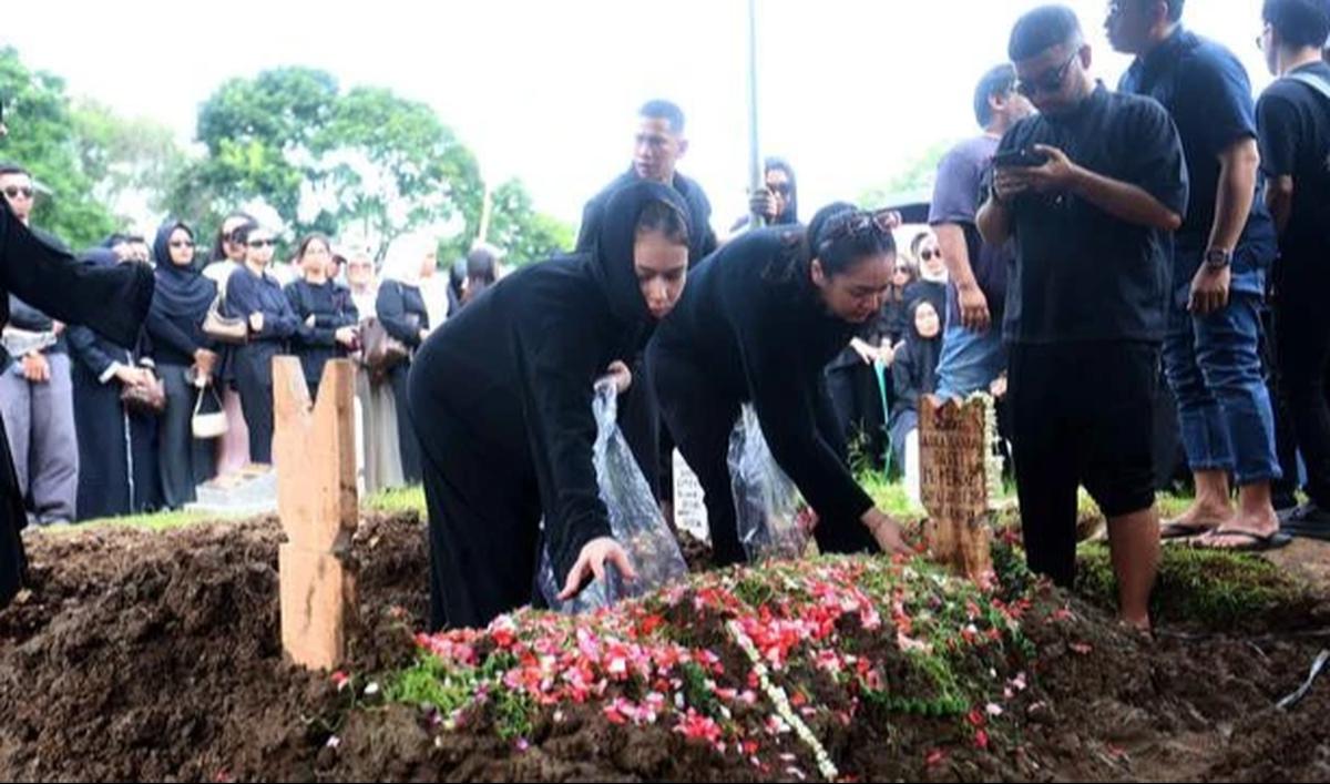 Berusaha Tegar, Reza Arap dan Sahabat Antar Lula Lahfah ke Tempat Peristirahatan Terakhir