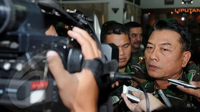 Panglima TNI Jendral Moeldoko menyatakan pihaknya tak akan melibatkan diri dalam perseteruan 2 lembaga penegak hukum, KPK dan Polri. Namun, bila diminta Presiden Jokowi, TNI siap menjalani operasi militer.