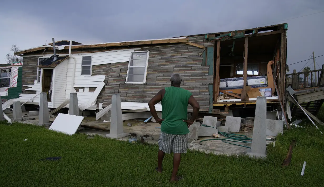 Randy Manuel mengamati rumah miliknya dan sang ibu yang hancur setelah setelah Badai Ida di Dulac, Louisiana, Sabtu (4/9/2021). Ida menerjang pesisir Louisiana pada Minggu, 30 Agustus 2021, sebagai badai Kategori 4, terkuat kelima yang melanda Amerika. (AP Photo/John Locher)