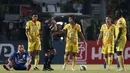 Pemain Sriwijaya FC, Asri Akbar, memprotes wasit Jumadi Effendi, setelah melanggar pemain Persib, Ilija Spasojevic, dalam Final Piala Presiden 2015 di Stadion Utama Gelora Bung Karno, Jakarta, Minggu (18/10/2015). (Bola.com/Nicklas Hanoatubun)