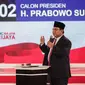 Calon presiden nomor urut 02 Prabowo Subianto memberi paparannya dalam debat kedua Pilpres 2019 di Hotel Sultan, Jakarta, Minggu (17/2). Debat bertema energi, pangan, infrastruktur, SDA, dan lingkungan hidup. (Liputan6.com/Faizal Fanani)