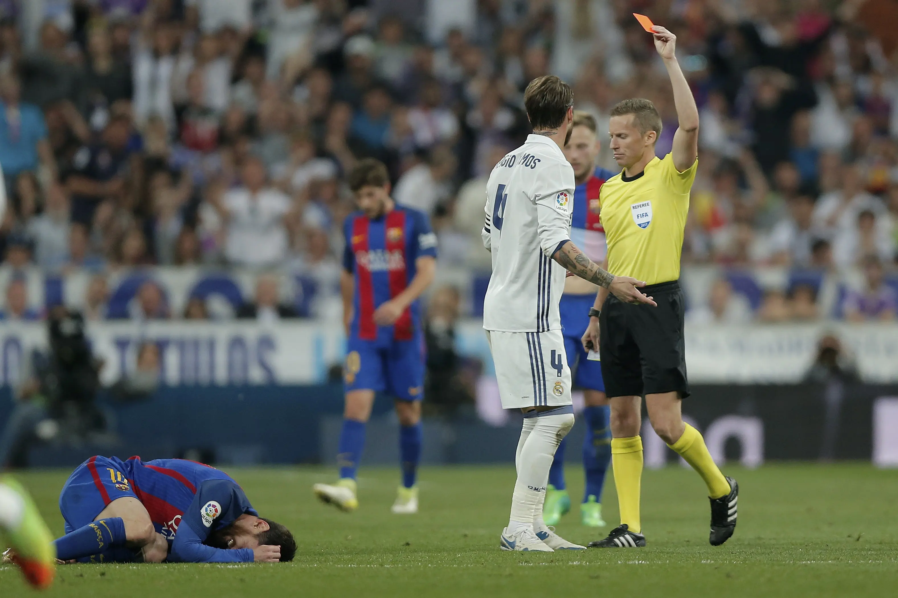 Momen saat kapten Real Madrid Sergio Ramos mendapatkan kartu merah saat melawan Barcelona. (AP Photo/Daniel Ochoa de Olza)