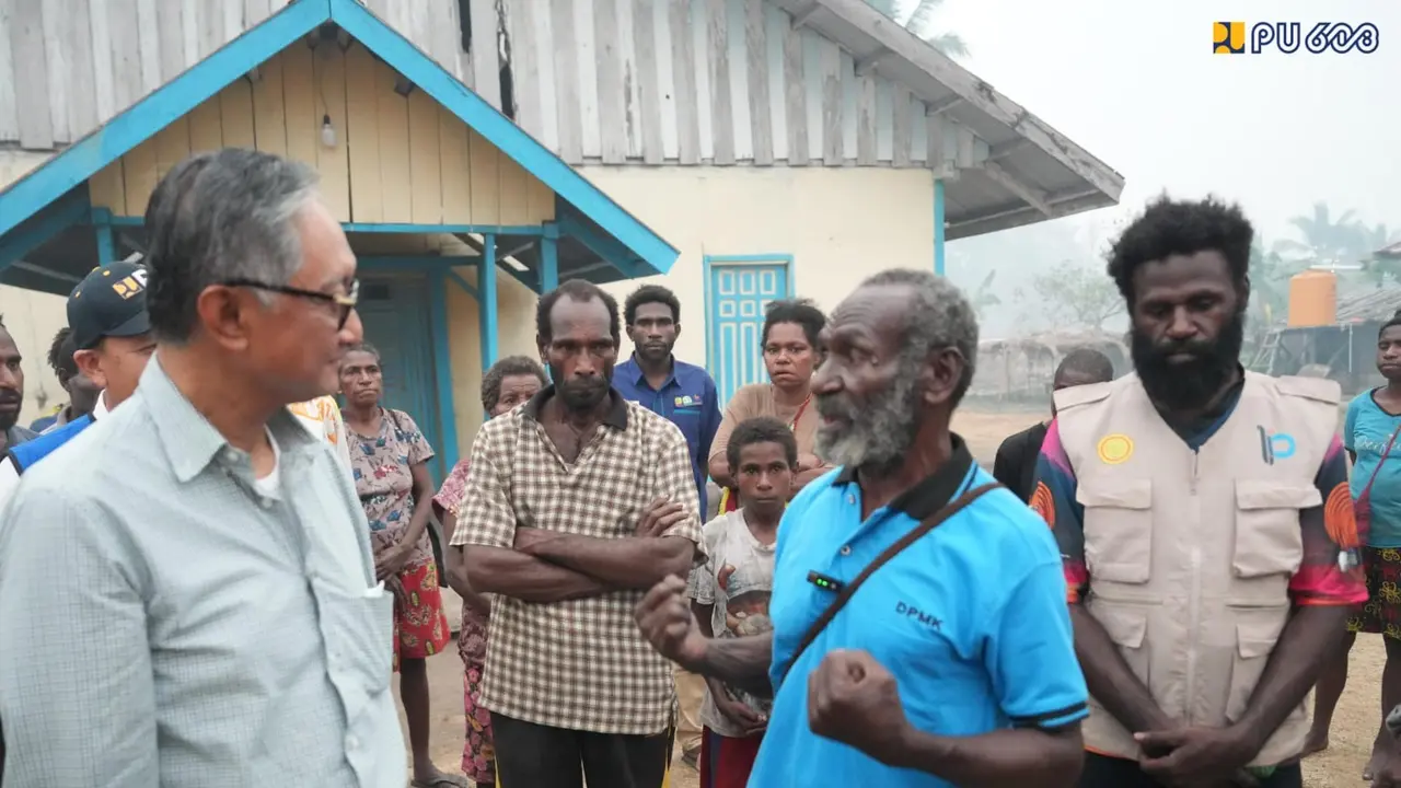 Menteri PU Dody Hanggodo meninjau lokasi Gereja Santa Theresia Ilwayab di Merauke, Papua Selatan pada Kamis (8/10/2026). (Dok KemenPU)