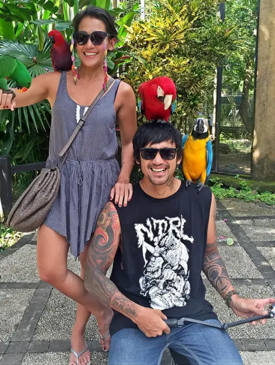 Beberapa jam lalu, pemeran 40 tahun itu mengunggah foto mencium suaminya yang masih mendekam. Ucapan perpisahan lantaran harus meninggalkan sang suami yang masih di tahan. (Instagram/mieke_amalia)