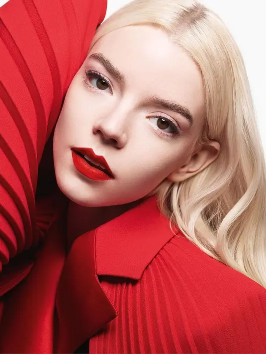 Terakhir, ada Anya Taylor-Joy yang tampil memukau dengan pleats dress merah dengan pulasan lipstik Rouge Dior shade 999 velvet finish .