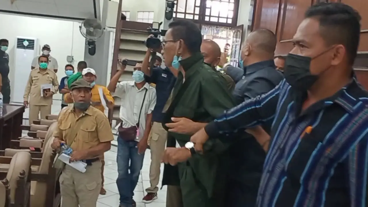 Anggota DPRD Sikka Fransiskus Cinde mengenakan baju safari berwarna hijau tua, sedang mengamuk dan dilerai oleh anggota DPRD Sikka. (Liputan6.com/Dionisius Wilibardus)