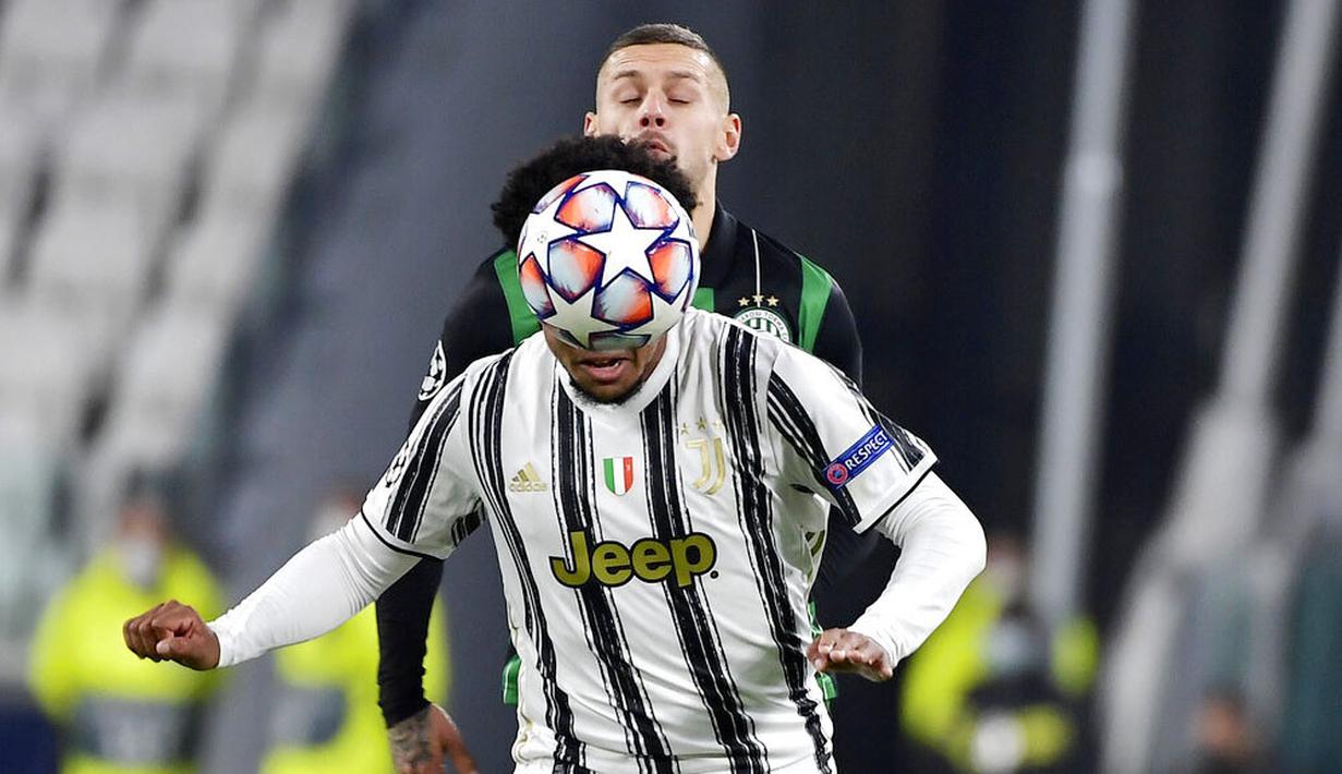 Pemain Juventus, Weston McKennie, berebut bola dengan pemain Ferencvaros, Marcel Heister, pada laga Liga Champions di Turin, Rabu (25/11/2020). Juventus menang dengan skor 2-1. (Marco Alpozzi/LaPresse via AP)