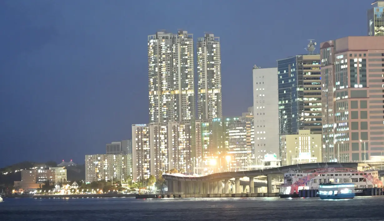 Bulan digambarkan di atas Hong Kong selama gerhana bulan total pada Rabu (26/5/2021). Gerhana bulan total yang bertepatan dengan Supermoon untuk pertama kalinya dalam dua tahun. (Peter PARKS / AFP)