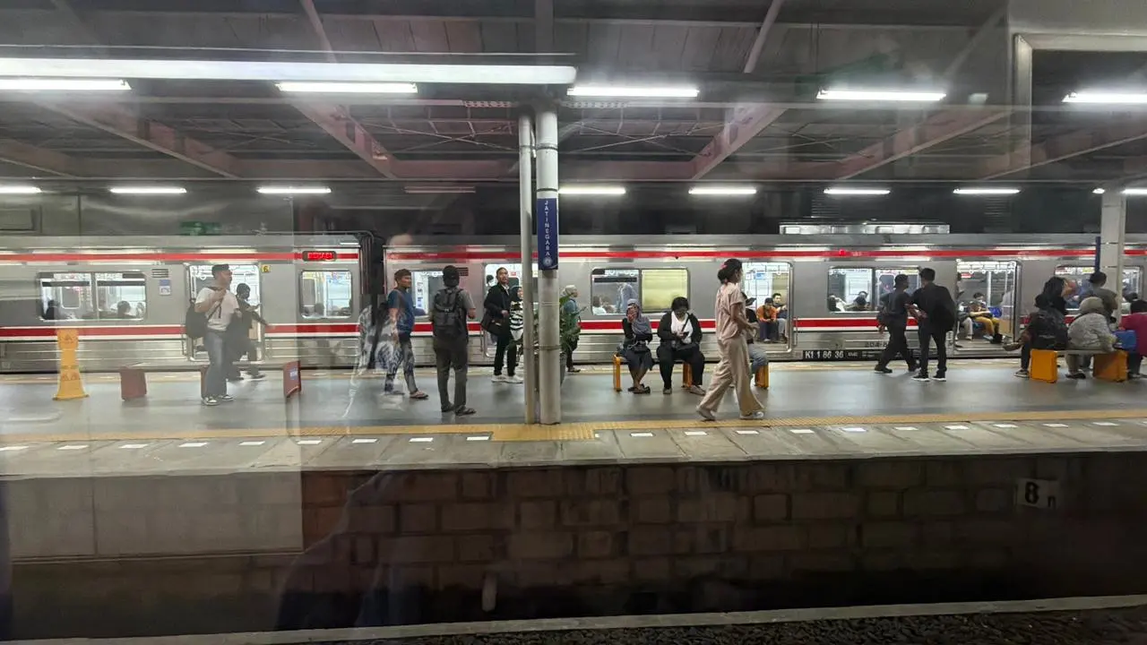 Situasi terkini Stasiun Jatinegara saat terjadi tabrakan kereta di Bekasi Timur. (Liputan6.com/Lizsa Egeham)