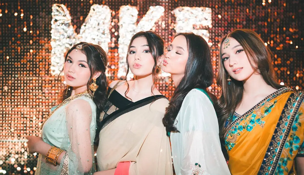 Semakin populer sejak hubungan asmaranya disorot oleh para penggemar, Laura Moane merupakan seorang aktris yang namanya sedang naik daun ketika bermain sinetron Dari Jendela SMP. Masih berusia 17 tahun, sosok Laura kerap jadi inspirasi para penggemar apalagi saat tampil dengan gaya feminim seperti mengenakan dress. (Liputan6.com/IG/@its_lauramoane2)