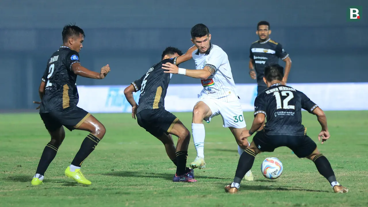 Foto: Momen Pemain PSS Sleman Sering Kehilangan Bola Hingga Salah Umpan saat Melawan Dewa United di Liga 1