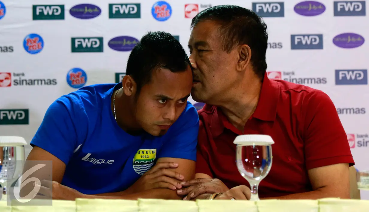 Kapten Persib Atep (kiri) bersama manajer Persib Umuh Muchtar berdiskusi saat duduk bareng bahas keberlangsungan pertandingan bersama Ketua Komite Turnamen dan Mahaka, Jakarta, Sabtu (17/10/2015). (Liputan6.com/Yoppy Renato)