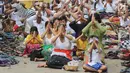 Sejumlah umat Hindu sembahyang saat upacara Tawur Kesanga di Pura Aditya Jaya, Rawamangun, Jakarta, Jumat (16/3). Upacara ini sekaligus menciptakan keseimbangan antara buana alit (manusia) dan buana agung (alam semesta). (Liputan6.com/Arya Manggala)