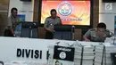 Karo Penmas Divisi Humas Polri Brigjen Rikwanto bersiap menggelar jumpa pers terkait kasus penyerangan Mapolda Sumut, di Mabes Polri, Jakarta, Jumat (30/6). Polisi menetapkan empat tersangka, seorang di antaranya adalah SP. (Liputan6.com/Herman Zakharia)