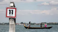 Perempuan yang tergabung dalam Row Venice menawarkan pengalaman belajar mendayung gondola di sebuah kanal di Venesia, Italia pada 16 Mei 2019. Row Venice merupakan organisasi nonprofit bentukan sekelompok perempuan yang berfokus pada pelestarian seni mendayung perahu. (MARCO BERTORELLO/AFP)