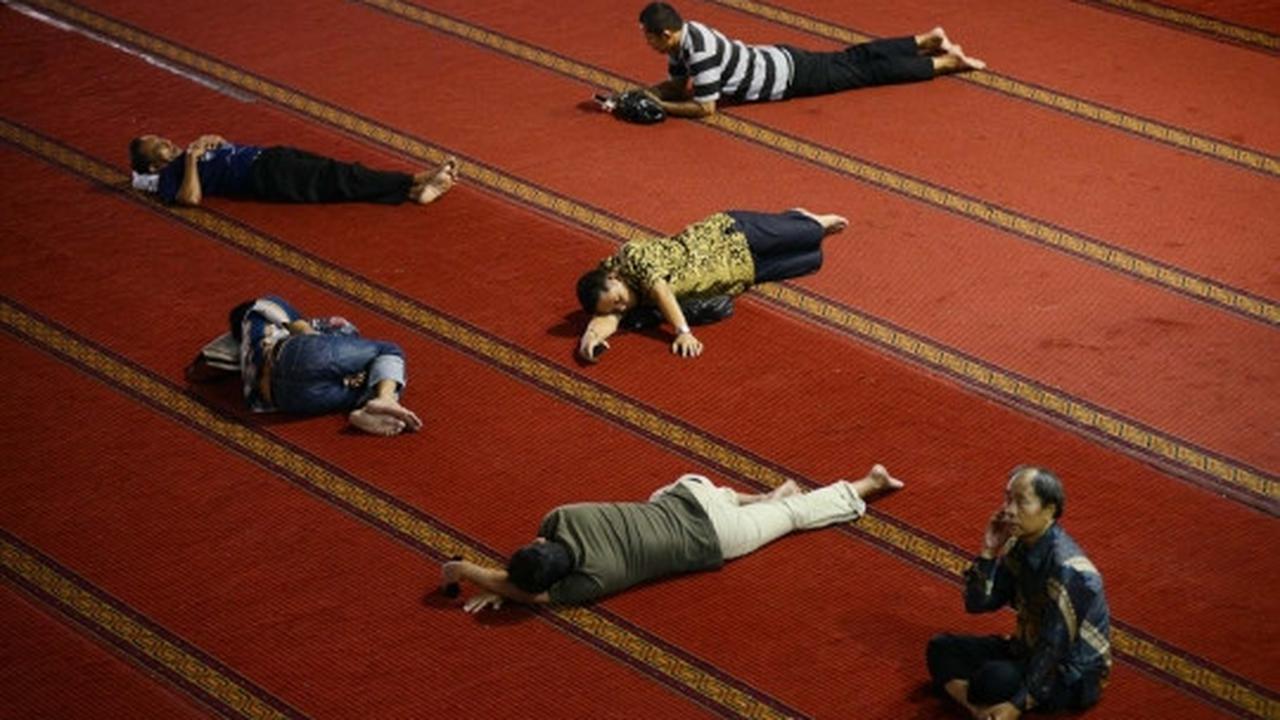 Ratusan jemaah tertidur usai Jumatan di Masjid Istiqlal
