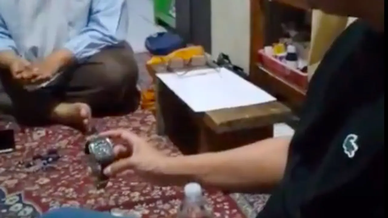 Jam tangan mewah merek Richard Mille milik politisi NasDem, Ahmad Sahroni, yang sempat raib saat rumahnya dijarah massa dikembalikan. (Istimewa)