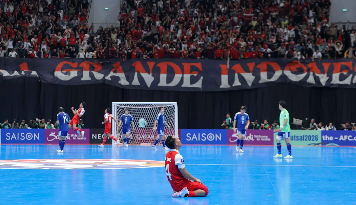 Di babak perpanjangan waktu, timnas futsal Indonesia berhasil memperbesar skor menjadi 4-3 melalui Reza Gunawan. Tampak dalam foto, pemain Timnas Futsal Indonesia, M Iqbal terduduk usai memenangi laga melawan Jepang pada semifinal Piala Asia Futsal 2026 di Indonesia Arena, Gelora Bung Karno, Senayan, Jakarta, Kamis (4/2/2026). (Bola.com/Bagaskara Lazuardi)