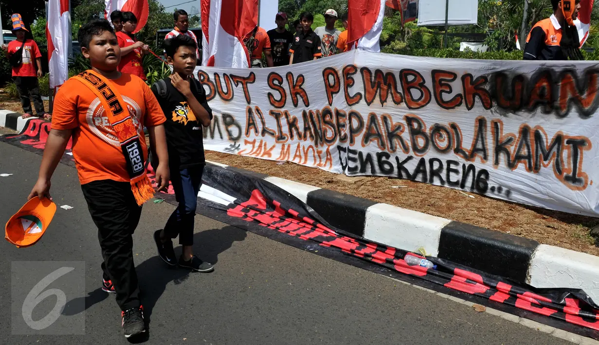 Anak – anak juga tampak ikut meramaikan aksi unjukrasa depan Kantor Kementerian Pemuda dan Olahraga, Jakarta, Selasa (11/8/2015). Jakmania menilai sanksi yang dijatuhkan Kemenpora terhadap PSSI telah merampas hiburan mereka. (Liputan6.com/Johan Tallo)