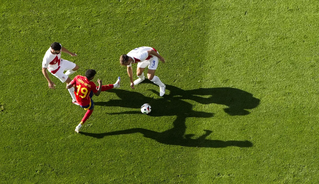 Pemain Spanyol, Lamine Yamal, berusaha melewati pemain Kroasia, Josko Gvardiol dan Marin Pongracic pada laga grup B Euro 2024  di Stadion Olympia, Berlin, Minggu (16/6/2024). La Furia Roja menang dengan skor telak 3-0. (AP Photo/Petr Josek)