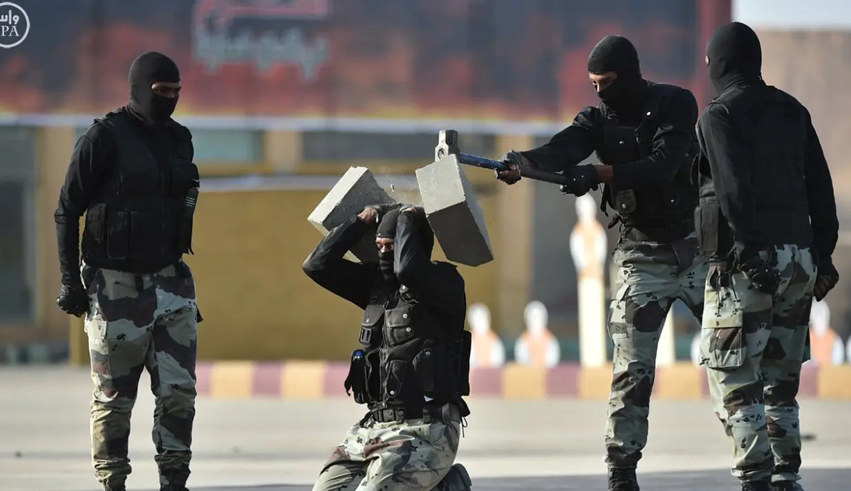 Pasukan militer Saudi melakukan aksi memecahkan batu saat mengikuti latihan militer dari Riyadh bagian barat, Arab Saudi (6/4/2016). (REUTERS/Saudi Press Agency)