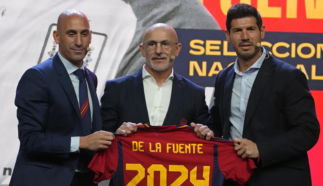Dihadiri oleh Ketua Federasi Sepak Bola Spanyol, Luis Rubiales (kiri) dan Direktur Olah Raga Sepak Bola Spanyol yang baru, Jose Francisco Molina (kanan), Luis de la Fuente dikontrak untuk menangani Timnas Senior Spanyol mulai 12 Desember 2022 hingga 31 Juli 2024. (AP Photo/Paul White)